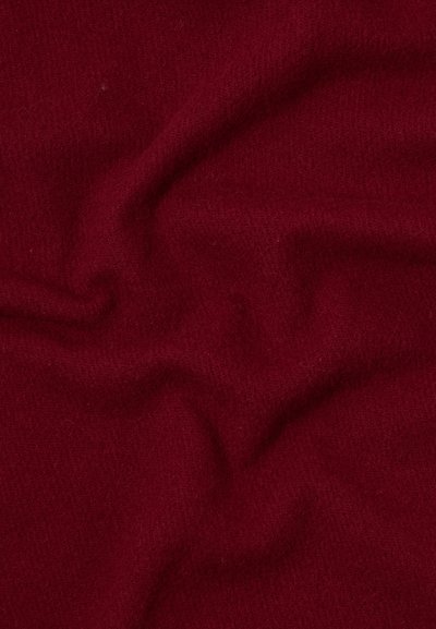 Burgundy szövet, puha, texturált felszínnel, finom ráncokkal és gazdag, mély színnel, minta vagy díszítés nélkül.