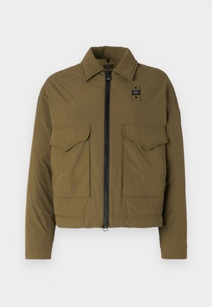 Veste cropped vert olive en matériau léger, avec une fermeture éclair sur le devant, deux poches poitrine et un col pointu.
