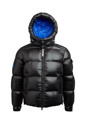 Schwarze Daunenjacke mit blauer Innenauskleidung, Reißverschluss und verstellbare Kapuze. Verfügt über eine dreidimensionale Steppstruktur und auffällige Markenzeichen.