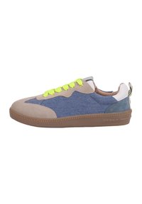 Sneakers z połączeniem beżowego zamszu i niebieskiego denimu, fluorescencyjne żółte sznurówki, brązowa gumowa podeszwa oraz fakturowana tylna panele z pętelką.
