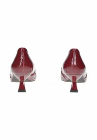 Scarpe con tacco alto in pelle verniciata rossa, con punta affusolata, caratterizzate da un design unico del tacco a blocco e una tomaia senza cuciture. Senza ulteriori decorazioni.