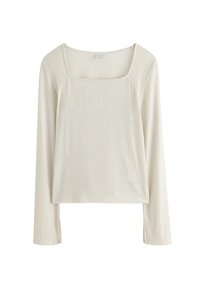 Langærmet top i lys beige ribbet stof med firkantet udskæring og sideskårne detaljer. Glat tekstur, afslappet design.