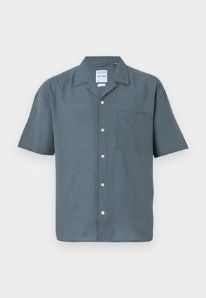 Chemise à manches courtes en lin gris foncé avec un col pointu, poche avant et boutons blancs le long de la patte de boutonnage. Design simple et décontracté.