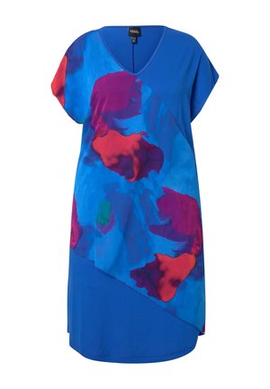 Helles blaues Kleid mit einem bunten abstrakten Muster in Rot und Lila, gestaltet mit einem V-Ausschnitt und kurzen Ärmeln.