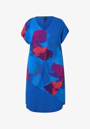 Helles blaues Kleid mit einem bunten abstrakten Muster in Rot und Lila, gestaltet mit einem V-Ausschnitt und kurzen Ärmeln.