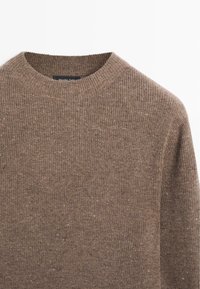 Brązowy sweter z dzianiny z okrągłym dekoltem, teksturowanym prążkowaniem i miękkim, rustykalnym wyglądem z subtelnymi nakrapianiami.