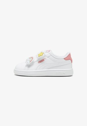 Weißer Puma-Sneaker mit pinker Ferse, gelbem Stern und Regenbogenwolken-Dekorationen auf zwei Klettverschlüssen, seitliches Logo in Pink.