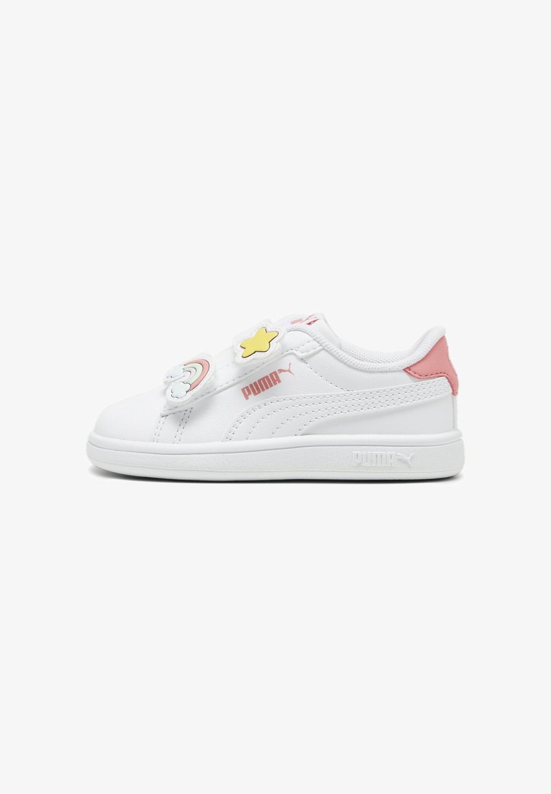 Baskets blanches Puma avec talon rose, étoile jaune et décorations nuage arc-en-ciel sur deux bandes velcro, logo latéral en rose.