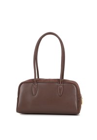 Bruine leren handtas met dubbele lange handvaten, rechthoekige vorm en een gouden rits aan de zijkant tegen een witte achtergrond.