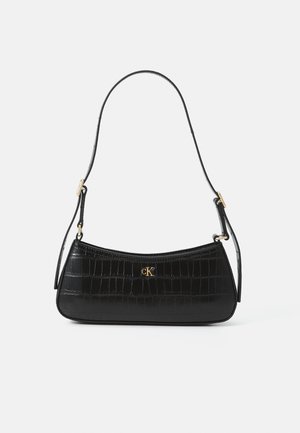 Borsa a tracolla in pelle nera con texture coccodrillo, forma slanciata e accessori in oro. Presenta una singola tracolla e logo in rilievo.