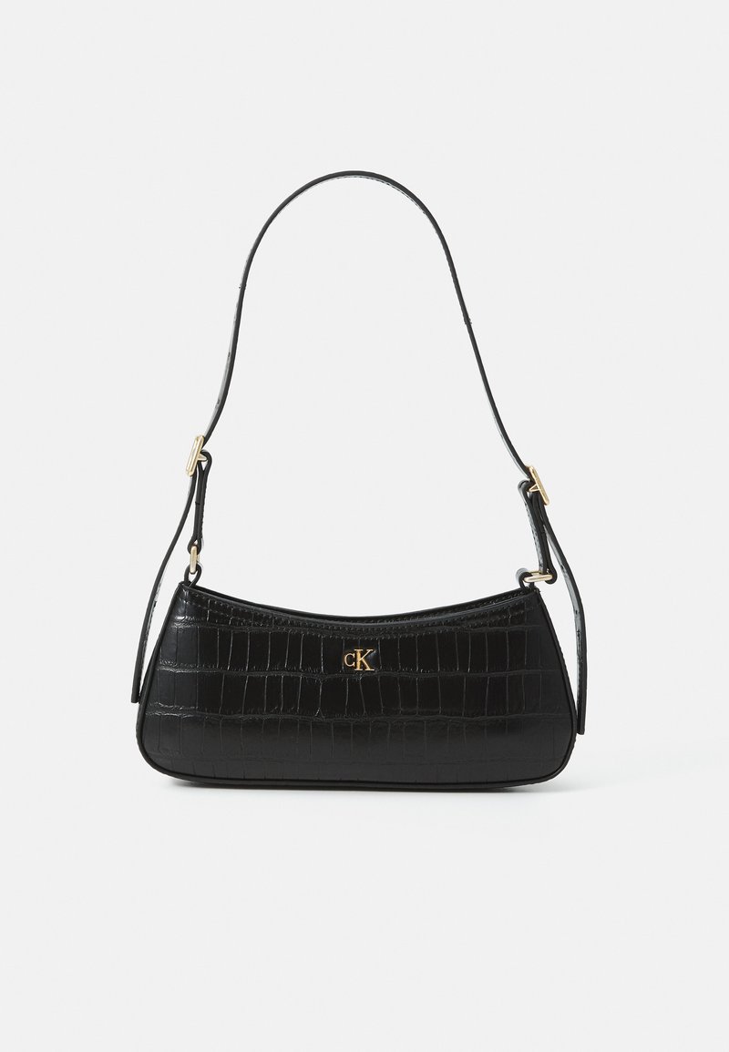 Sac à main en cuir noir avec texture crocodile, forme slim et finitions en or. Équipé d'une seule bandoulière et d'un détail de logo embossé.