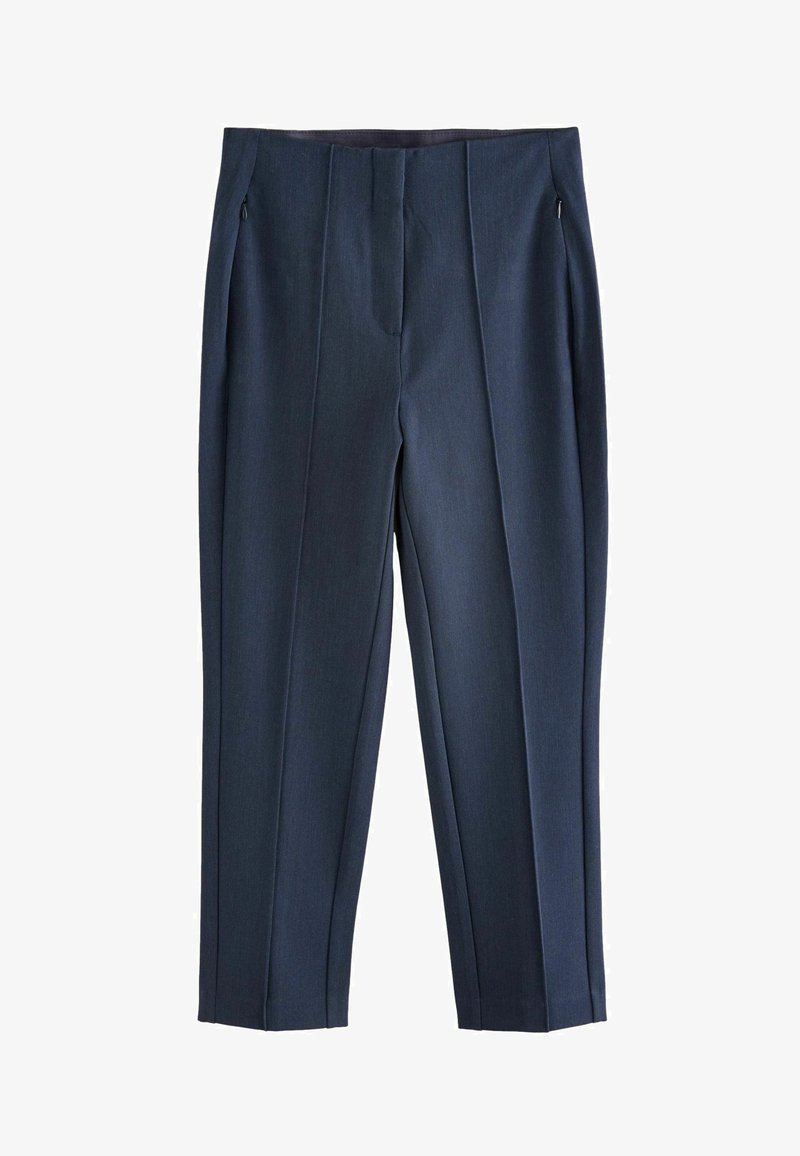 Marineblauwe op maat gemaakte broek met twee voorzakken, een geplooide ontwerpen en een gladde textuur, met een rechte pijp en zonder zichtbare sluitingen.