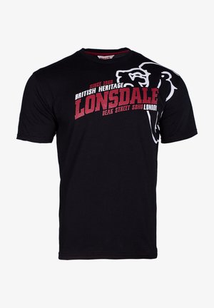 Schwarzes T-Shirt mit kurzen Ärmeln aus Baumwolle, auf der Vorderseite mit einem weißen und kastanienbraunen Logo, das eine Bärengrafik und den Text "Lonsdale" zeigt.