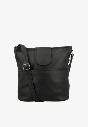 Černá kožená taška přes rameno s nastavitelným popruhem, přední kapsou a klopou na zapínání na bílém pozadí.