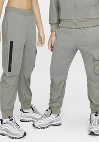 Nike Sportswear K NSW CTY UTLITY EO TF WZ PNT - Pantalones cargo - dark stucco