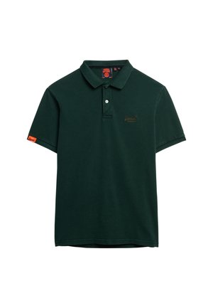 Dunkelgrünes Baumwoll-Polohemd mit Kragen, ausgestattet mit zwei Knöpfen und einem orangefarbenen Logo-Patch am Ärmel. Glatte Textur, klassischer Schnitt.