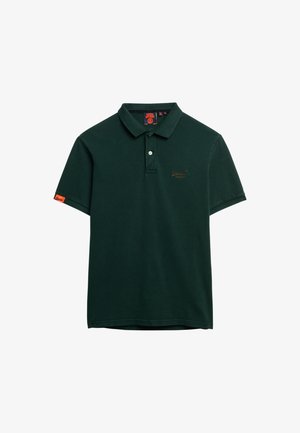 Donkergroene katoen polo shirt met een kraag, voorzien van twee knopen en een oranje logopatch op de mouw. Glad oppervlak, klassieke snit.