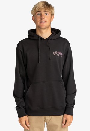 Sudadera negra con bolsillo canguro, capucha con cordón y logo sutil bordado en rosa, con puños y dobladillo acanalados.