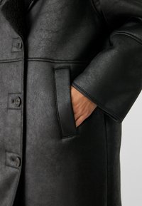 Stradivarius Abrigo clásico - black