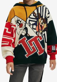 Bunte Kapuzenjacke mit gelben, roten und grünen Paneelen, Cartoon-Grafiken und auffälligen Druckakzenten. Hergestellt aus weichem Material mit einer Kängurutasche.