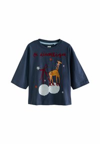 Marineblå bomulds T-shirt med korte ærmer, der har en broderet giraf på hvide kugler og rød tekst ovenfor, omgivet af farverige stjerner.