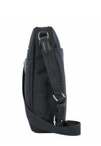 Borsa a spalla nera in nylon con finitura testurizzata, tracolla regolabile e accessori in argento. Presenta una tasca laterale per ulteriore spazio di archiviazione.