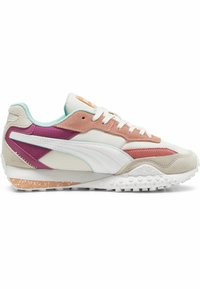 Sneakers con un mix di pelle bianca, suede rosa e accenti in tessuto viola, dotati di una suola testurizzata e dettagli verde menta.