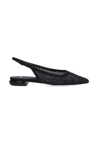 Zapato plano negro tipo slingback con parte superior de malla y adornos texturizados, punta afilada y un tacón bajo tipo bloque acentuado con tachuelas redondas.