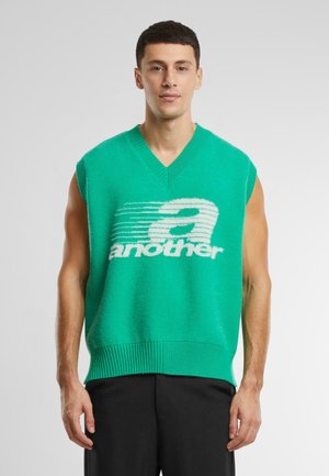 Pull-over en maille sans manches vert, avec un col en V, un ourlet côtelé et un texte graphique blanc "another" avec des lignes de mouvement sur le devant.