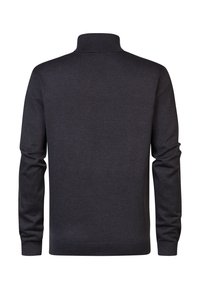 Ciemnoszary sweter z golfem z miękkiej dzianiny, posiadający wysoki kołnierz i ściągacze na mankietach, o dopasowanym kroju, bez wzorów i akcentów.