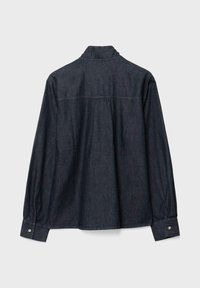 Camicia in denim scuro con maniche lunghe, colletto alla coreana e polsini con bottoni. Presenta una cucitura a yoke sul retro e un tessuto morbido e testurizzato.