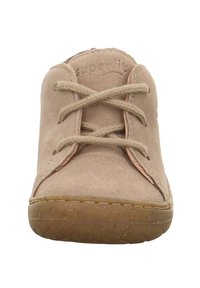 Tanfarbene Wildlederkinder Schuhe mit Schnürdesign, Gummisohle und abgerundeter Zehenpartie, ausgestattet mit einer weichen Textur und sichtbaren Steppnähten.