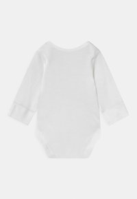 Vit långärmad babybodysuit med rundad halsringning, åtsittande muddar och en mjuk, slät bomullskvalitet utan mönster eller dekorationer.