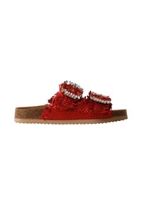 Sandale rouge à enfiler avec deux brides réglables décorées de sequins argentés et une semelle en liège marron avec une semelle extérieure en caoutchouc beige.