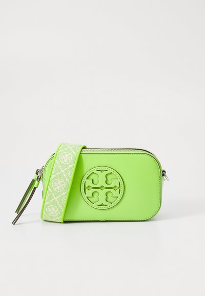 Sac bandoulière en cuir vert avec médaillon logo, fermeture zippée et sangle à motifs. Équipé de quincaillerie argentée et d'une texture lisse.