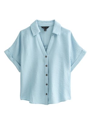 Chemise bleu clair à manches courtes avec boutons, col et poignets retroussés, fabriquée en tissu texturé.