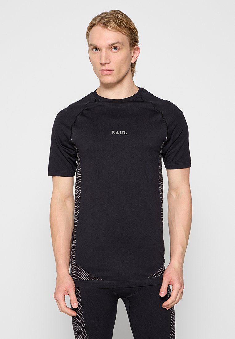 Schwarzes, kurzärmliges Sportshirt mit Raglanärmeln, ausgestattet mit einem strukturierten Seitenmuster und dem "BALR."-Logo in Silber auf der Brust.