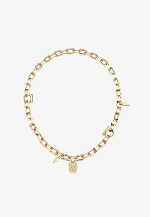 Ogrlica iz zlatega kovinskega materiala z medsebojno povezanimi členki, okrašena s privlačnimi obeski, vključno z majhno uro in črkami, z gladko teksturo.