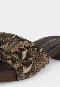 Σανδάλι που φοριέται εύκολα με καφέ μοτίβο φιδιού, μεταλλική αγκράφα, στρογγυλά τρουκς και χαμηλό ξύλινο τακούνι.