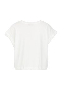 Top blanco de manga corta con un corte relajado y escote redondo, que presenta puños enrollados y una textura de algodón suave y ligera.