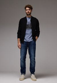 Street One MEN MIT SKYLINE - T-shirt con stampa - grau