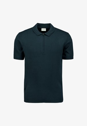 Donkerblauwe polo shirt van gebreide stof. Heeft een ritskraag, korte mouwen en een geribbelde zoom. Gladde textuur met minimale details.