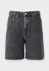 Shorts en denim noir délavé avec passants de ceinture, bouton avant, fermeture éclair, et design classique à cinq poches.