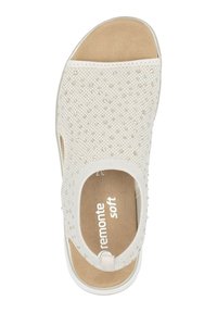 Sandale en textile blanche avec un motif texturé, bout ouvert et accents élastiques sur les côtés. Semelle intérieure beige étiquetée "remonte soft". Design léger.