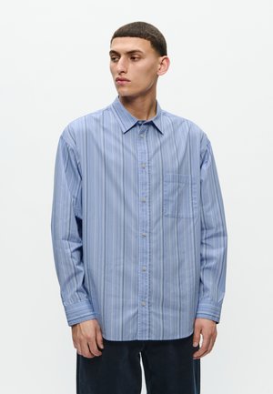 Himmelblaues Langarmhemd mit vertikalen Streifen, Button-Down-Kragen, einer Brusttasche und lässiger Passform. Glatte Stofftextur.