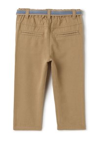 Khaki broek met een geweven elastische tailleband in blauw en wit gestreept; gladde textuur, twee achterzakken en een recht model.