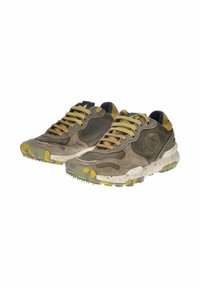 Sneakers con tomaia in rete traspirante e suede marrone e verde, dotati di lacci gialli e suola camo, testurizzata per la trazione.
