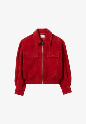 Giacca corta rossa in morbido suede, con chiusura a zip, due tasche frontali con pattine e bottoni, polsini e orlo a coste.