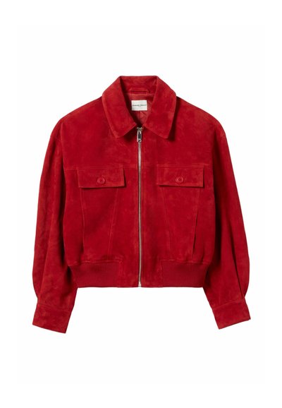 Giacca corta rossa in morbido suede, con chiusura a zip, due tasche frontali con pattine e bottoni, polsini e orlo a coste.