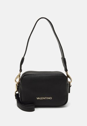 Schwarze Leder-Crossbody-Tasche mit strukturierter Oberfläche, goldfarbener Hardware, Reißverschluss und verstellbarem Trageriemen. "VALENTINO"-Logo in Gold auf der Vorderseite.